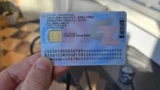 Občanky mají od roku 2021&nbsp;na zadní straně malý symbol: V&nbsp;biometrickém čipu najdou úřady i&nbsp;otisky prstů
