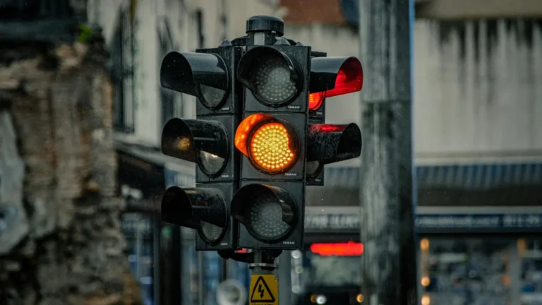 Pokuta za projetí na oranžovou (2026): Úřady ji trestají jako červenou, rozhoduje pár metrů před stopčárou