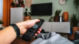 Ovladač na televizi skrývá funkci Filmmaker Mode (2026): Kdo ji zapne, dostane zadarmo kvalitnější obraz