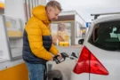Palivo dražší o&nbsp;11&nbsp;Kč&nbsp;za litr, píší média: Realita bude mírnější, ale zdražení se Češi nevyhnou. Povolenky budí emoce