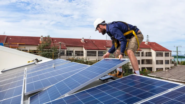 Zájem o&nbsp;domácí fotovoltaiku je v&nbsp;Česku o&nbsp;49&nbsp;%&nbsp;nižší než loni: Někteří majitelé už pochybují o&nbsp;návratnosti