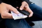 Příspěvky zdravotních pojišťoven (2026): OZP přidá až 10&nbsp;000&nbsp;Kč, o&nbsp;peníze si ale musíte říct sami