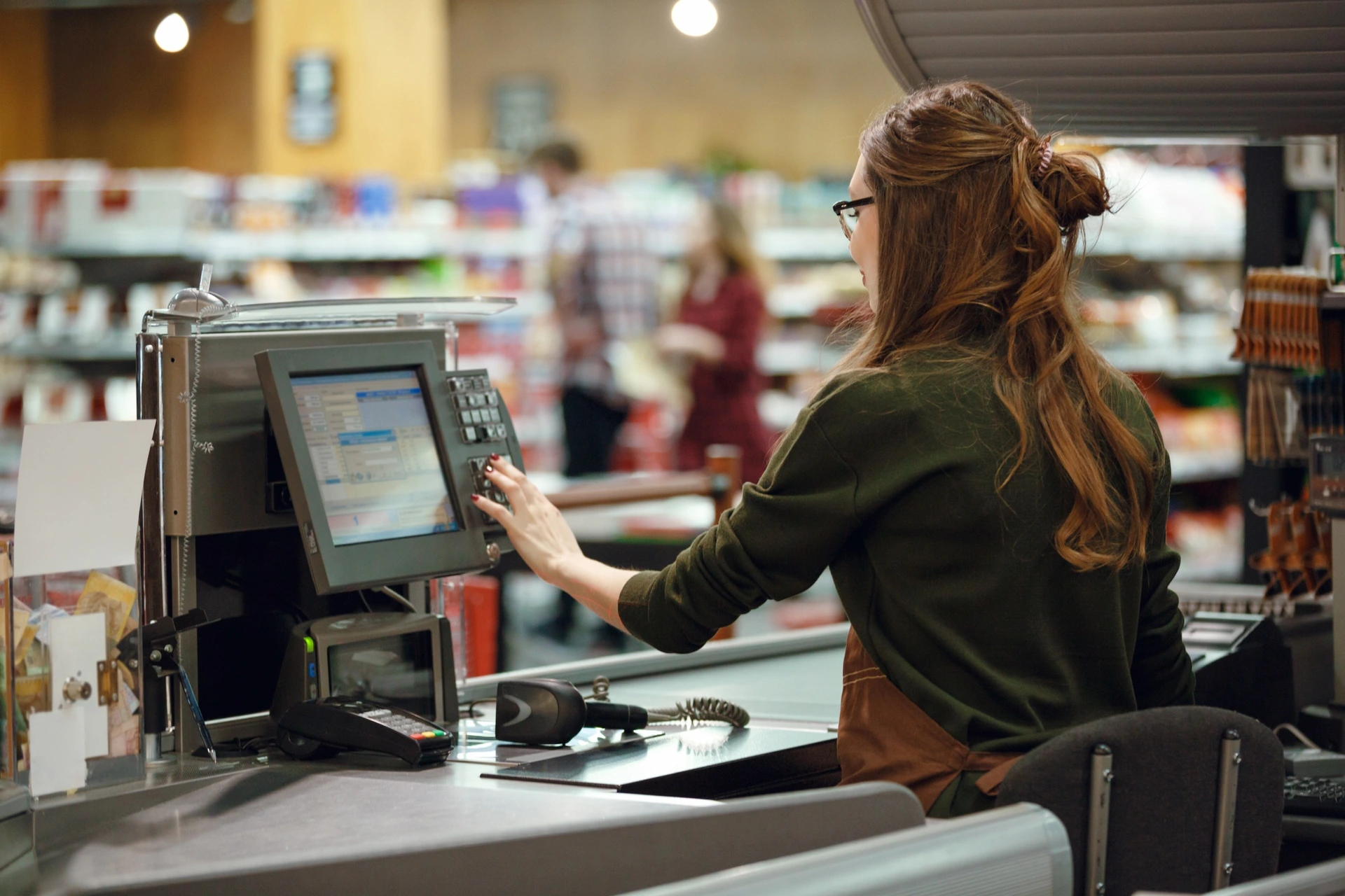 Pokladní u pokladny v supermarketu