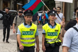 „Ukažte doklady,“ zní občas arogantně od policie. Češi přitom doklady u&nbsp;sebe nosit nemusí. Můžete ale skončit na služebně