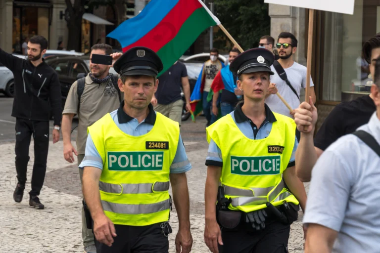 „Ukažte doklady,“ zní občas arogantně od policie. Češi přitom doklady u&nbsp;sebe nosit nemusí. Můžete ale skončit na služebně