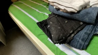 Internetem se šíří trik na zatuchlé prádlo: Stačí kolíček a&nbsp;2 kapky oleje, na světlém prádle ale nadělá skvrny