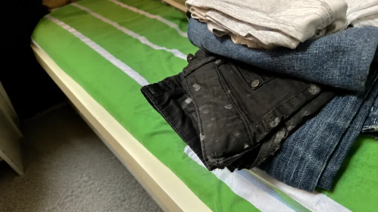 Internetem se šíří trik na zatuchlé prádlo: Stačí kolíček a&nbsp;2 kapky oleje, na světlém prádle ale nadělá skvrny