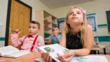 Konec klasického známkování ve školách (2027): Nejmenší školáci dostanou slovní hodnocení, rodiče mají obavy