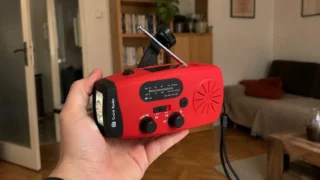 Nouzové rádio z&nbsp;Actionu stojí 199,90&nbsp;Kč: Nabijete ho klikou i&nbsp;sluncem, porovnali jsme ho se 3 konkurenty