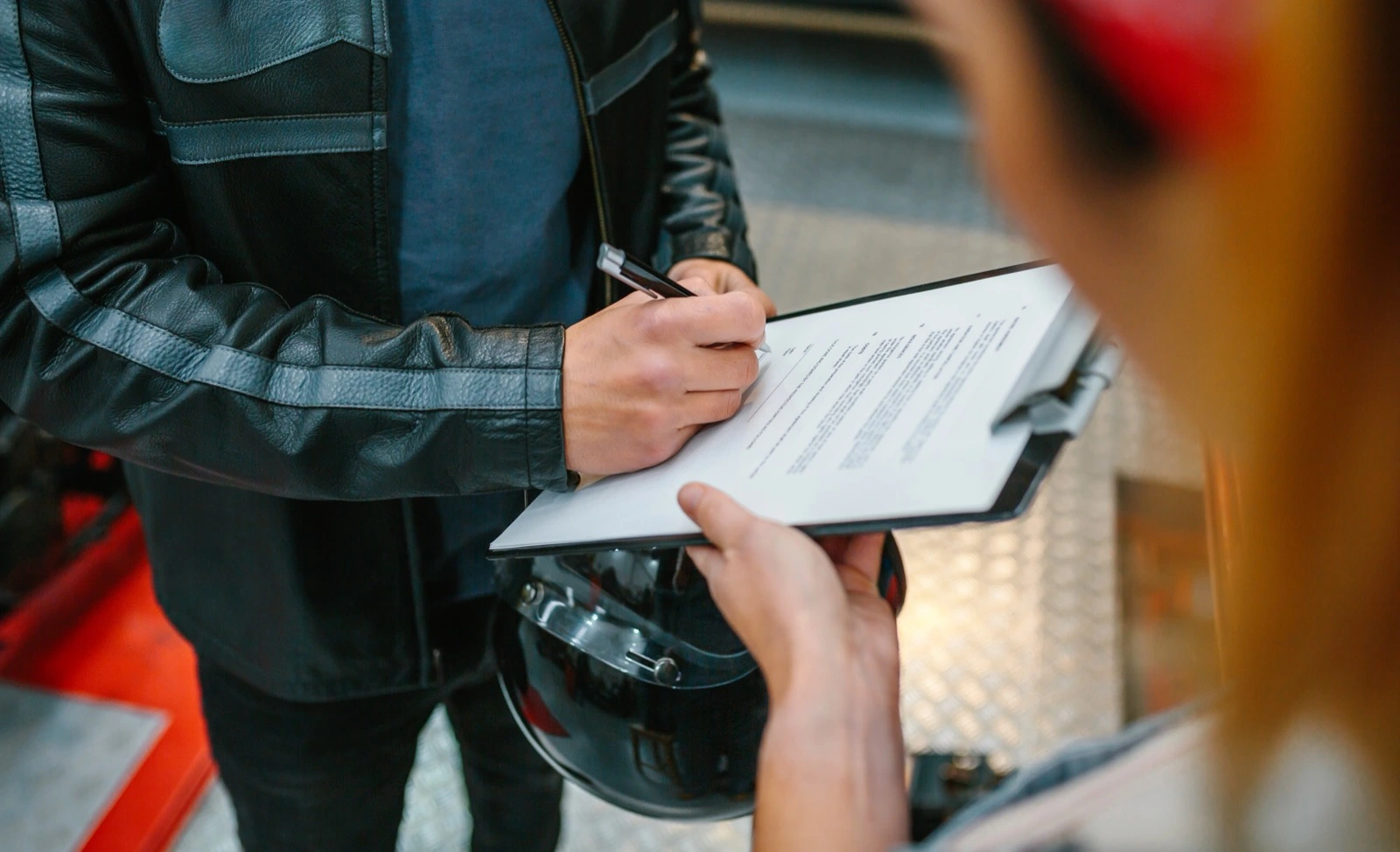 Motorkář vyřizuje registrační doklady u motorky