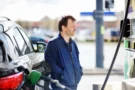 Stát od čtvrtka zlevní naftu, řidiči s&nbsp;benzinem mají smůlu. Cenový strop jim pomůže jen u&nbsp;dálnic