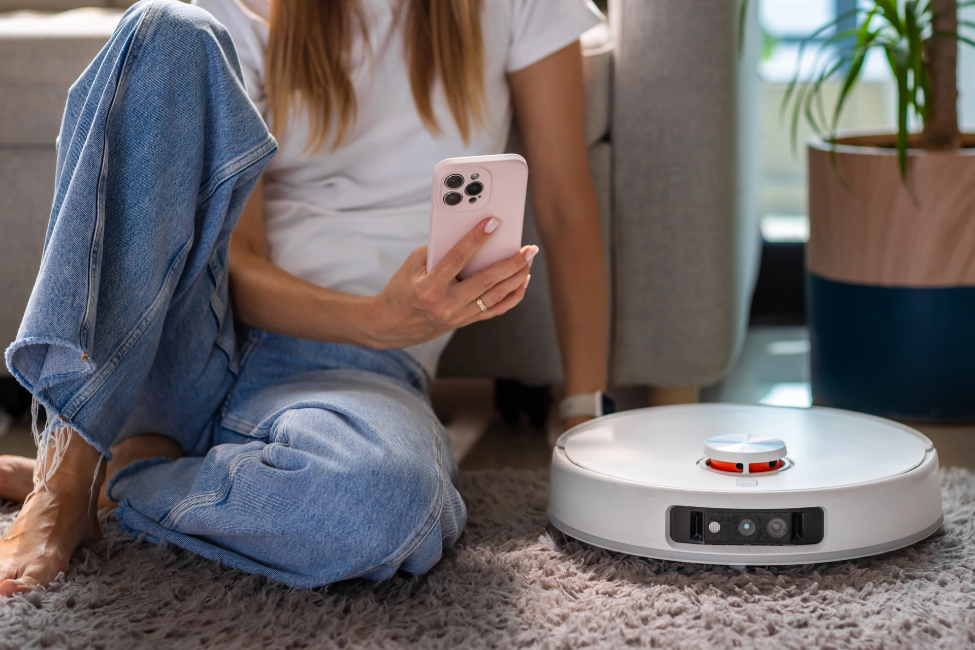 Ovládání robotického vysavače přes aplikaci v chytrém telefonu