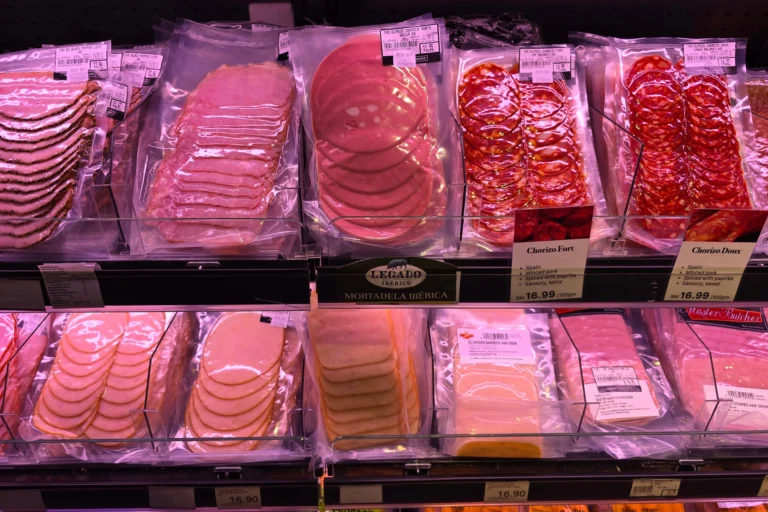 Nejhorší salámy ze supermarketu (2026): U&nbsp;Gothaje hlídá zákon jen 40&nbsp;%&nbsp;masa, u&nbsp;Junioru nehlídá nic