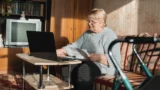 Falešní úředníci ČSSZ volají důchodcům (2026): Lákají na doplatek, na displeji přitom svítí pravé číslo úřadu