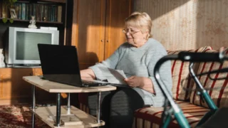 Do důchodu později: Ročníky 1989&nbsp;a&nbsp;mladší si na penzi počkají celých 67 let. Čechům se to nelíbí, ale trend je jasný