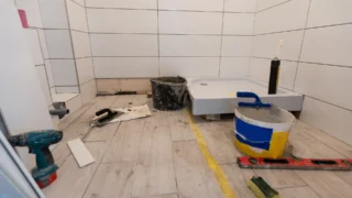„Sprchový kout jsme vybourali,“ zní v&nbsp;roce 2026 při rekonstrukcích stále častěji: Češi ho mění za walk-in bez dveří