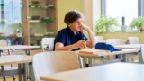 „Ať jsem prý ráda, že mám chytré dítě.“ Nadané děti se ve třídě nudí, škola jejich talent zbytečně brzdí