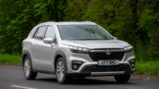 Konečně SUV pro obyčejné lidi? Suzuki S-Cross se 4×4 stojí od 639&nbsp;000&nbsp;Kč. Karoq vyjde dráž