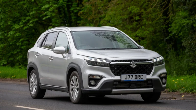 Konečně SUV pro obyčejné lidi? Suzuki S-Cross se 4×4 stojí od 639&nbsp;000&nbsp;Kč. Karoq vyjde dráž