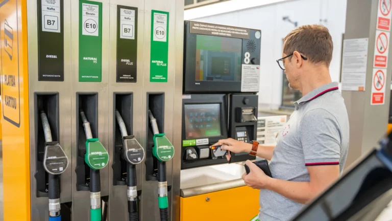 Zprávy o&nbsp;ředěném benzinu se šíří Českem (2026): E15&nbsp;se u&nbsp;nás netankuje, Natural 95 vydrží v&nbsp;kanystru 30 dní