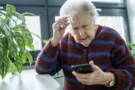 Nejlepší mobily pro seniory 2026: Známý Aligator je stále skvělou volbou, vybrali jsme i&nbsp;kompaktní véčko