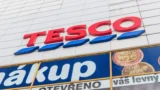 Tesco už je z&nbsp;Česka jednou nohou pryč: O&nbsp;jeho 184 prodejen se perou Lidl i&nbsp;Albert, šanci má i&nbsp;polský nováček