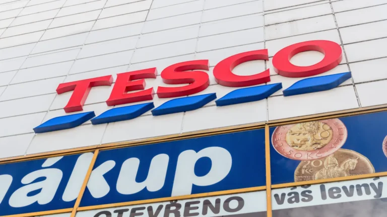 Tesco už je z&nbsp;Česka jednou nohou pryč: O&nbsp;jeho 184 prodejen se perou Lidl i&nbsp;Albert, šanci má i&nbsp;polský nováček