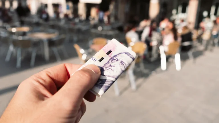 Přehledně: Juchelka zamíchal platovými tabulkami. Uklízeči si od roku 2027 polepší na tarifu o&nbsp;3&nbsp;540&nbsp;Kč