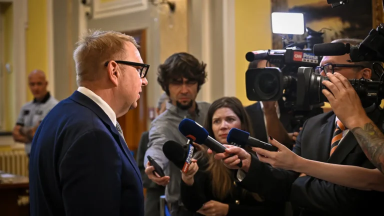 Vláda pořád neví, o&nbsp;kolik se v&nbsp;roce 2027 zvýší důchody: 300&nbsp;Kč&nbsp;je jistých, ve hře je i&nbsp;téměř dvojnásobek