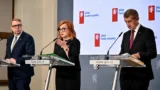 Vláda couvla ze slibu: Sleva 75&nbsp;%&nbsp;na jízdné pro seniory a&nbsp;studenty zatím nebude, podle ministra nejsou peníze