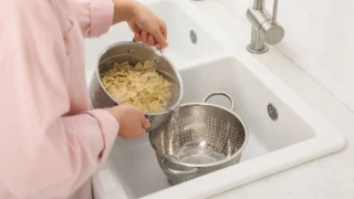 Sléváte vroucí vodu do dřezu? Starší PVC trubky snesou 60&nbsp;°C, sifon pod dřezem odejde jako první