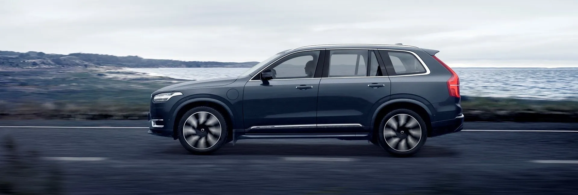 Volvo XC90 plug-in hybrid v jízdě z boku