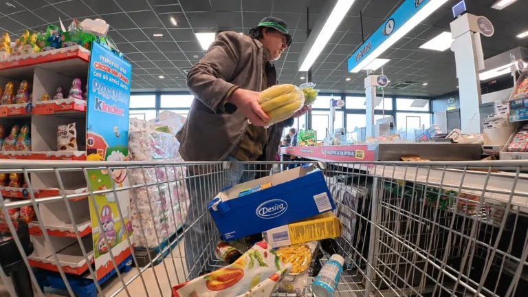 Po samoobslužných pokladnách přichází další změna (2026): Kaufland zkouší vozík, se kterým nevykládáte zboží na pás