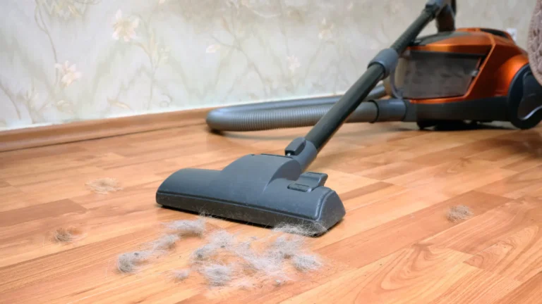 Vyzkoušela jsem hotelovou metodu na prach: Stačí 1 litr vody a&nbsp;pár kapek glycerinu, prachovku už do ruky nevezmu