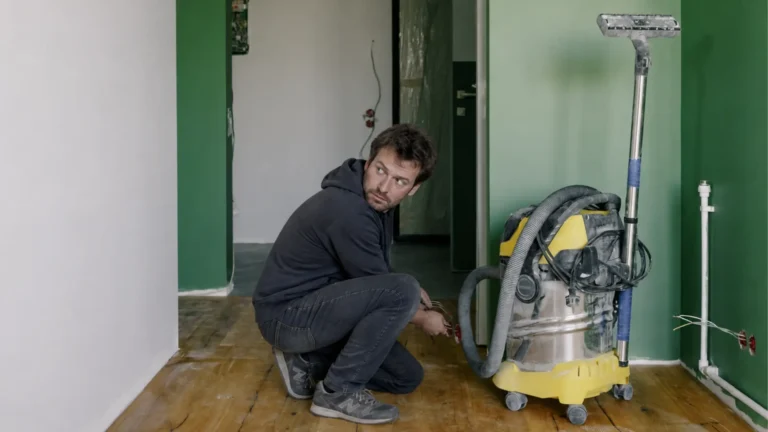 Muž na dálku šmíroval přes robotický vysavač: Chtěl usvědčit manželku z&nbsp;nevěry, skončil za to ve vězení