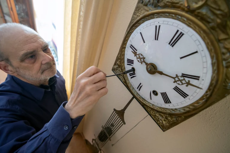 Letní čas 2027&nbsp;až 2031: Vláda schválila dalších 10 posunů, ekonom chce místo toho jiná časová pásma