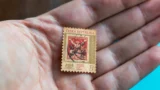 Za první republiky stála 50 haléřů: Poštovní známka s&nbsp;chybným přetiskem se vydražila za miliony, zbylo jen 17 kusů