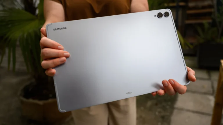 Samsung Galaxy Tab S12 Ultra je v&nbsp;Česku: Podle recenzí vévodí androidovým tabletům, na iPad Pro ale výkonem ztrácí