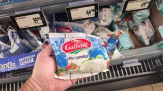 Velké srovnání 12 mozzarel (2026): Platíte i&nbsp;440&nbsp;Kč&nbsp;za kilo, přitom ta za 14&nbsp;Kč&nbsp;má stejně bílkovin. Vyplatí se Pilos z&nbsp;Lidlu