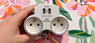 Zásuvkový rozbočovač z&nbsp;Actionu (Recenze 2026): Má 2 zásuvky a&nbsp;2 USB, zkouším jich hned několik