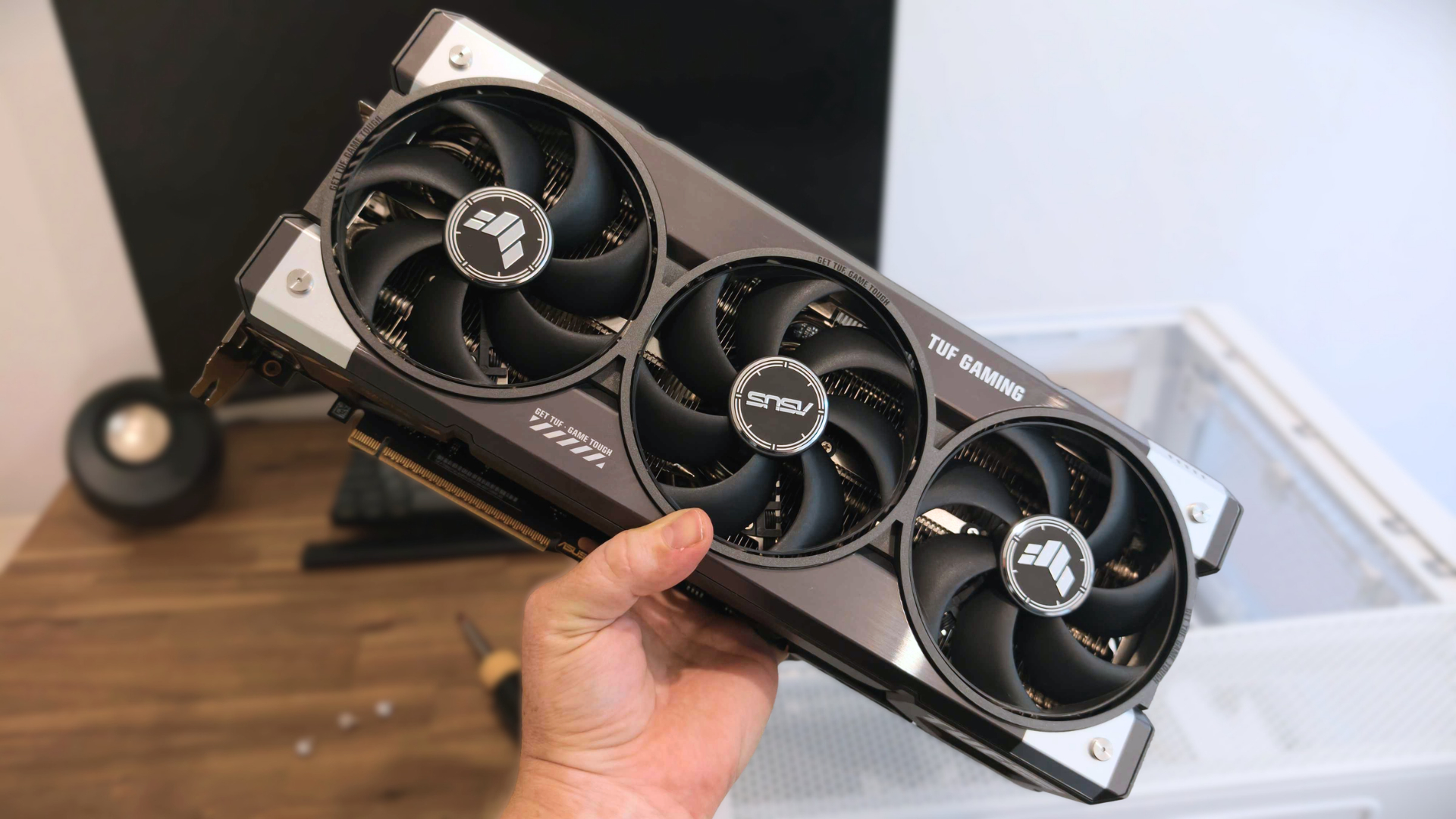 Vyzkoušel jsem grafickou kartu Asus TUF Gaming GeForce RTX 5080: Pod zátěží mlčí, potěší moderní technologie i&nbsp;výborné chlazení (Recenze)