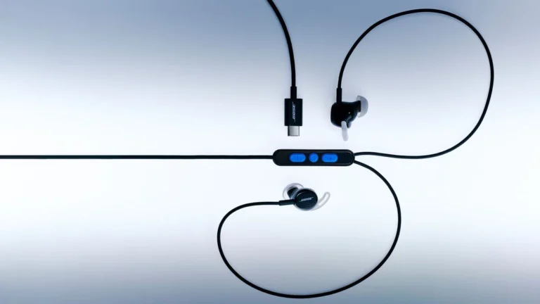 Bose mě konečně vyslyšelo: Sluchátka s&nbsp;ANC, která se nikdy nemusí nabíjet. 2&nbsp;ze 3 variant už vyprodané
