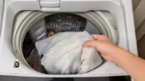 Vyprali jste, ale prádlo pořád smrdí? Ani aviváž za 300&nbsp;Kč&nbsp;nepomůže, zkontrolujte těsnění, zásuvku a&nbsp;filtr pračky
