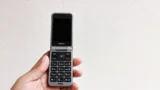 Nokia představila véčko pro seniory (2026): Rodina ho může spravovat z&nbsp;dálky, přidá babičce hlasitost a&nbsp;uloží čísla vnoučat