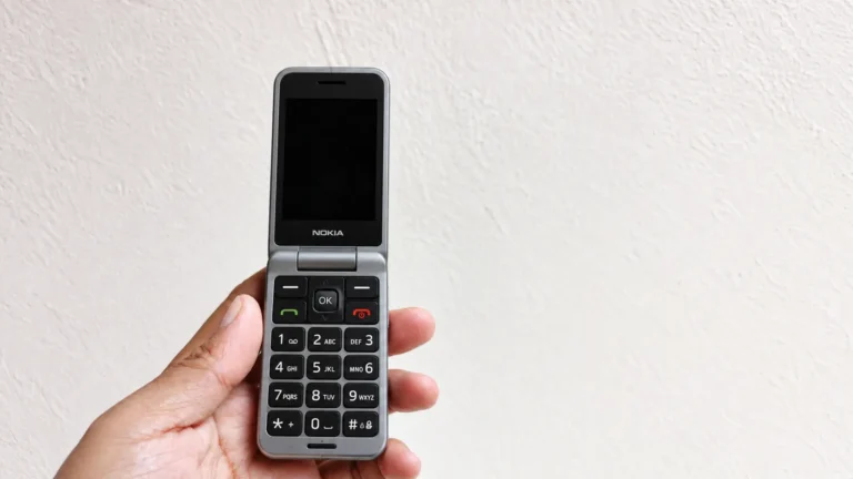 Nokia představila véčko pro seniory (2026): Rodina ho může spravovat z&nbsp;dálky, přidá babičce hlasitost a&nbsp;uloží čísla vnoučat