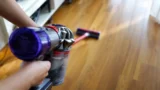 Nejhorší aku tyčové vysavače (říjen 2026): Na výdrž a&nbsp;slabé sání si stěžují majitelé Electroluxu, Klarsteinu i&nbsp;Philipsu