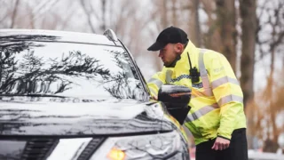 Policie může od 1. listopadu zakázat další jízdu i&nbsp;řidiči se zimními pneumatikami. Rozhodují 4 milimetry