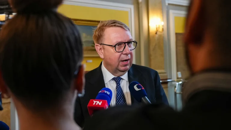 Důchod nejpozději v&nbsp;65 letech: Juchelkův plán v&nbsp;debatě ČT narazil, expremiér Rusnok nešetřil kritikou