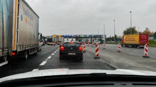 Zákaz couvání na dálnici platí i&nbsp;po minutém sjezdu: Za manévr z&nbsp;parkoviště řidiči riskují 6 bodů a&nbsp;pokutu až 25&nbsp;000&nbsp;Kč