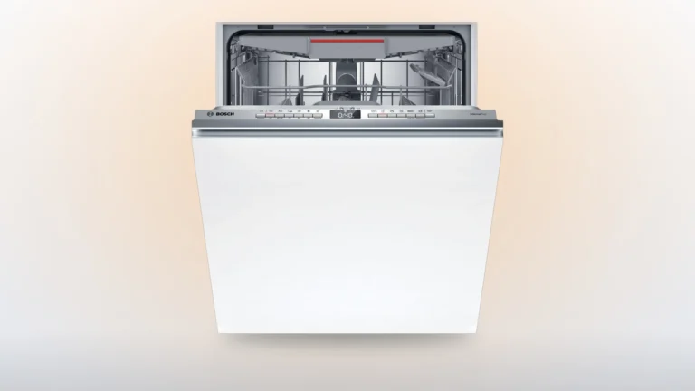 Napíšete recenzi, Bosch vrátí 1&nbsp;000&nbsp;Kč: Myčka Serie 4 tak na Alze vyjde s&nbsp;kódem na 12&nbsp;592&nbsp;Kč. Srovnali jsme ji s&nbsp;AEG